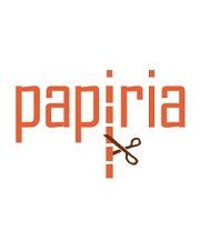 Schriftzug "papiria" in Orange mit Schere als Teil des Buchstabens "i".