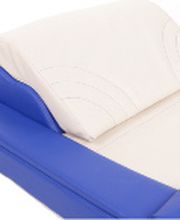 Blaue und weiße Matratze mit erhöhtem Kopfteil aus weichem Material, seitliche Erhöhungen.