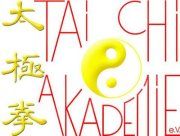 Logo der Tai Chi Akademie mit roter Schrift und gelbem Yin-Yang-Symbol, chinesische Zeichen links.