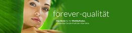 Frau neben grünen Blättern, Text: "forever-qualität". Aloe Vera für Wohlbefinden.