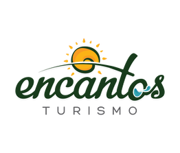 Logotipo da Encantos Turismo com sol e letras estilizadas em verde e azul.