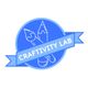 Logo blu con pennello e matita, testo "CRAFTIVITY LAB" su nastro.
