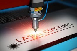 Laser schneidet präzise "Laser Cutting" in Metallplatte ein.