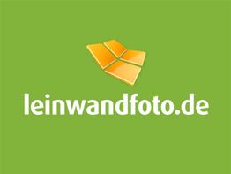 Grünes Bild mit gelbem Logo und dem Text "leinwandfoto.de" in Weiß.