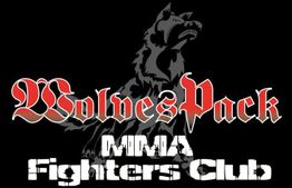 "Wolves Pack MMA Fighters Club: Logo mit stilisiertem Wolf und fetter Schrift."