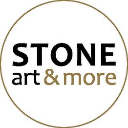 Logo mit Text "STONE art & more" in schwarzer und goldener Schrift, umrahmt von einem Kreis.