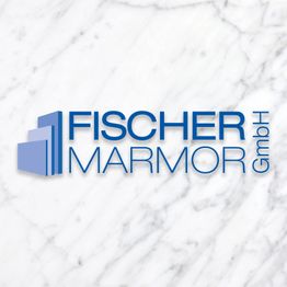 Logo mit blauem Text "Fischer Marmor GmbH" auf weißem Marmorhintergrund.