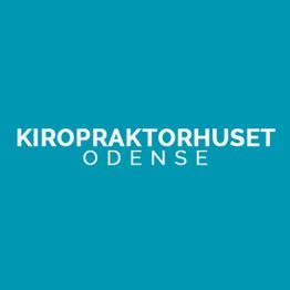 Logo med teksten "KIROPRAKTORHUSET ODENSE" på en blå baggrund.