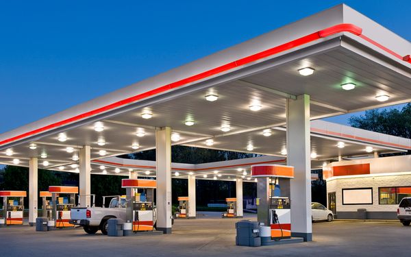 Hell erleuchtete Tankstelle bei Nacht