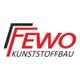 Logo mit rotem Text "FEWO" und schwarzem "KUNSTSTOFFBAU" mit schwarzen und roten Linien.