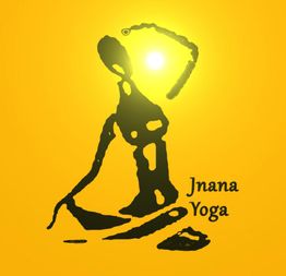 Eine stilisierte Figur in Sitzhaltung vor gelbem Hintergrund mit Text "Jnana Yoga".