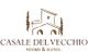Logo di "Casale del Vecchio", con disegno di casa rustica tra cipressi. Scritte: "Rooms & Suites".