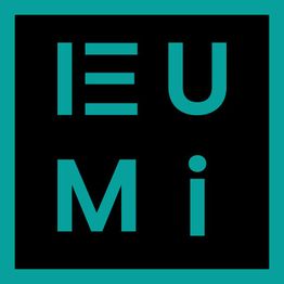 Schwarzes Quadrat mit türkisem Rand, darin die Buchstaben E, U, M, i in Türkis.