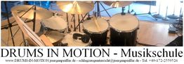 Schlagzeug-Set auf Bühne bei DRUMS IN MOTION Musikschule mit Kontaktdetails darunter.