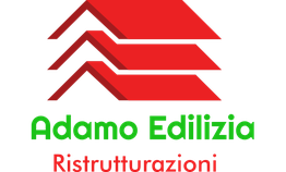 Logo di Adamo Edilizia Ristrutturazioni con tetti rossi stilizzati e testo verde e rosso.