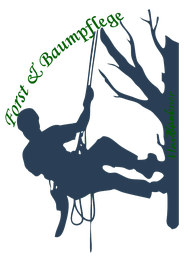 Kletterer schneidet Baum; Text: "Forst & Baumpflege Hnatyk-Iwaniec".