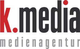 Logo mit Text: k.media medienagentur in rot und grau.