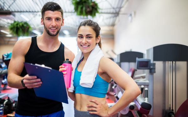 Fitnesskaufmann und Fitnesskauffrau im Fitnessstudio