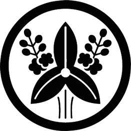 Schwarz-weißer Kreis mit stilisierter Blume und zwei Blättern, flankiert von zwei Pflanzen.