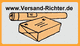Paket und Rolle mit Text "www.Versand-Richter.de" auf orangefarbenem Hintergrund.