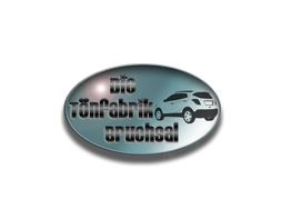 Ovale Plakette mit der Aufschrift "Die Tönfabrik Bruchsal" und einem Auto-Silhouetten-Design.