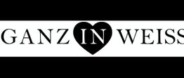 Schwarzer Text "GANZ IN WEISS" auf weißem Hintergrund mit Herz um das Wort "IN".