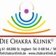 Logo der Chakra Klinik mit bunten Linien und Kontaktinfos, darunter eine Website-Adresse.