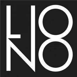 Schwarzes Quadrat mit weißem Schriftzug "NO78" in modernem, stilisiertem Design.