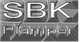 Textlogo mit den Buchstaben "SBK" und dem Wort "Plamper" darunter in grauer Schrift.