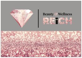 Graues Logo: Diamant, Text "Beauty & Wellness REICH", rosa Glitzerhintergrund.