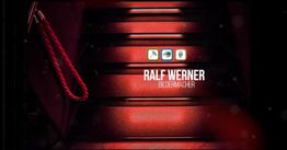 Rote Treppe mit Seilbarriere und dem Text "Ralf Werner Bildermacher".