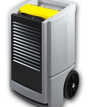 Luftentfeuchter mit gelbem Bedienfeld und schwarzen Lamellen auf Rädern.