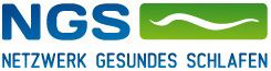 Logo des Netzwerks Gesundes Schlafen mit blauer Schrift "NGS" und grünem Wellensymbol.