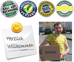 Mann hält Amway-Box, daneben Begrüßungsschild und Einkaufssiegel wie „Kauf auf Rechnung“.