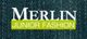 Text: "Merlin Junior Fashion" vor Regenhintergrund.