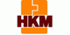 Logo mit orangefarbenem Hintergrund und dunkelroter Schrift "HKM" in der Mitte.