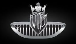 Silbernes VIP-Logo mit Krone auf einem Autogrill vor schwarzem Hintergrund.