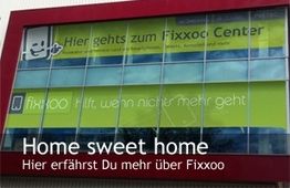 Gebäudefassade mit Fixxoo-Werbung und Text "Home sweet home".
