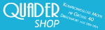 Blaues Logo mit weißem Text "Quader Shop". Adresse und Kontaktinformationen sind schräg dargestellt.
