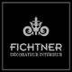 Logo mit floralem Ornament und Text: "Fichtner Décorateur Intérieur" in Weiß auf schwarzem Hintergrund.