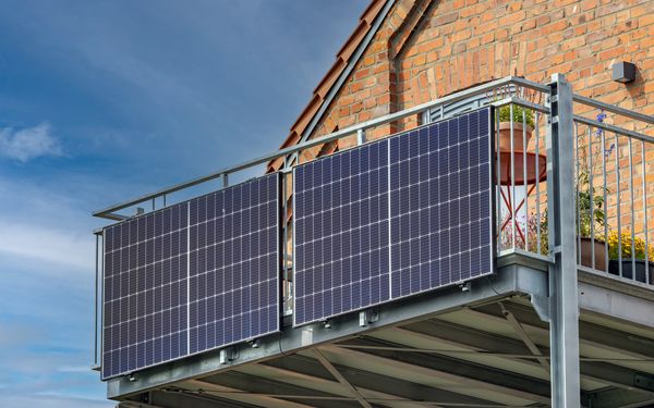 Metallbalkon mit Solarpanelen