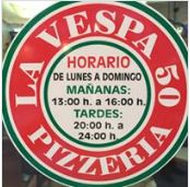 Rótulo de Pizzería La Vespa 50 con horarios de 13:00-16:00 y 20:00-24:00. Abierto todos los días.