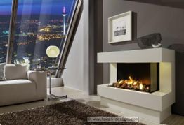 Modernes Wohnzimmer mit Kamin, großem Fenster und Blick auf beleuchtete Stadt bei Nacht.