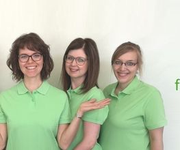 Gruppe von fünf Frauen in grünen Hemden mit dem Text "Ergotherapie für Jung und Alt Mandy Mildner".