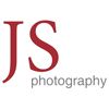 Logo mit roter Aufschrift „JS“ und grauem Text „photography“ darunter. Weißer Hintergrund.