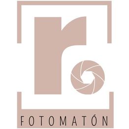 Logo con letra "r" en marrón y palabra "Fotomatón" debajo. Círculo de apertura de cámara.