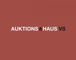 Text "AUKTIONS HAUS VS" auf rotem Hintergrund.