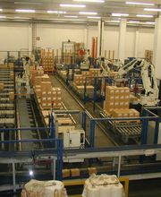 Palettieranlage mit 4 Kawasaki Robotern
