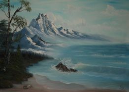 Gemälde: Verschneite Berge, Küstenlinie mit Bäumen, ruhiges Meer mit Wellen, bewölkter Himmel.