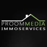 Schwarzes Logo mit weißem Text: "Proom Media Immoservices", ein grünes Dach symbolisierend.